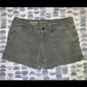 Olive green mid-rise shorts